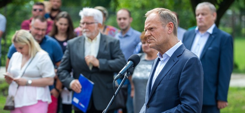 Tusk: Obrzucenie jajami pojazdów prezesa PiS to prowokacja. To stara metoda Kaczyńskiego