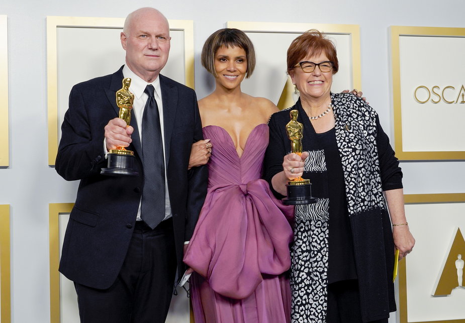 Donald Graham Burt i Jan Pascale, zwycięzcy Oscara za scenografię wraz z Halle Berry 