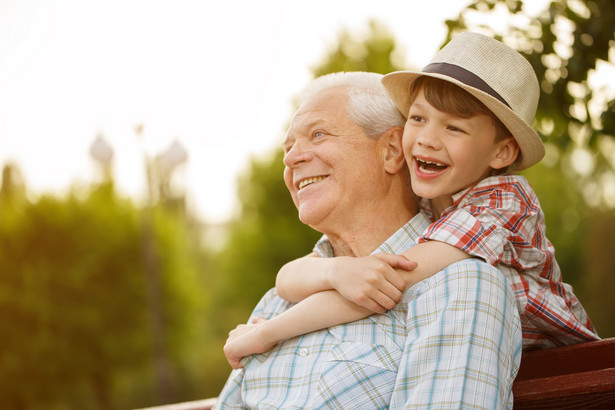dziadek, wnuk, opieka, senior, starsza osoba, starszy pan, emeryt, emerytura. / fot. Shutterstock