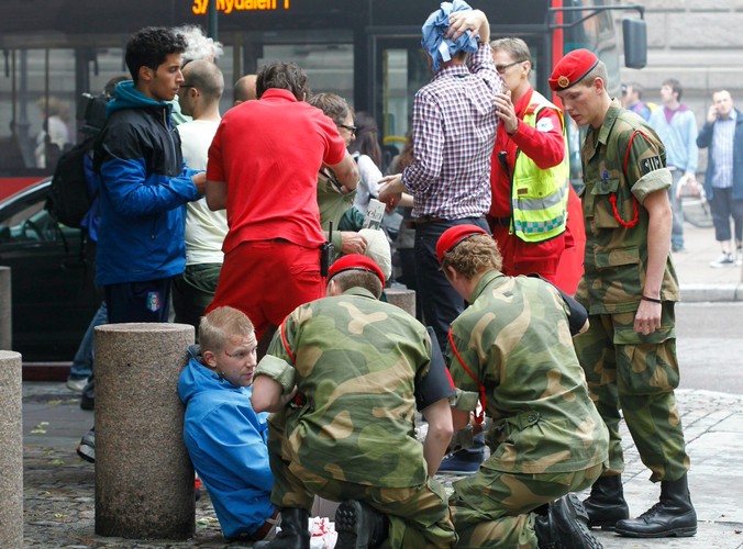 Pomoc rannym po eksplozji w Oslo