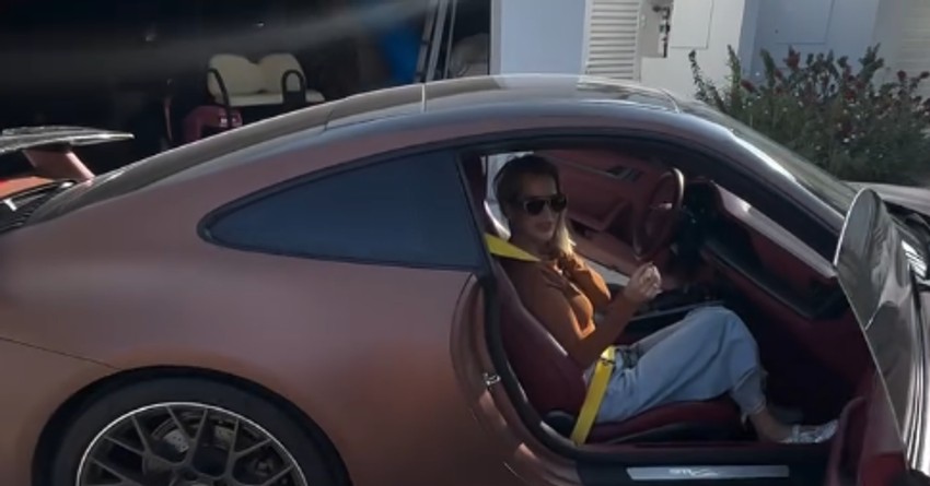 Kerolajn u skupocenom automobilu