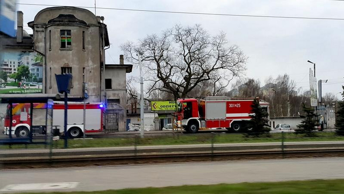 Spalony dach i wnętrze jednego z pawilonów - to skutek pożaru przy ul. Fordońskiej w Bydgoszczy, nieopodal ronda. Ogień prawdopodobnie pojawił się wewnątrz budynku i szybko przeniósł się na dach.