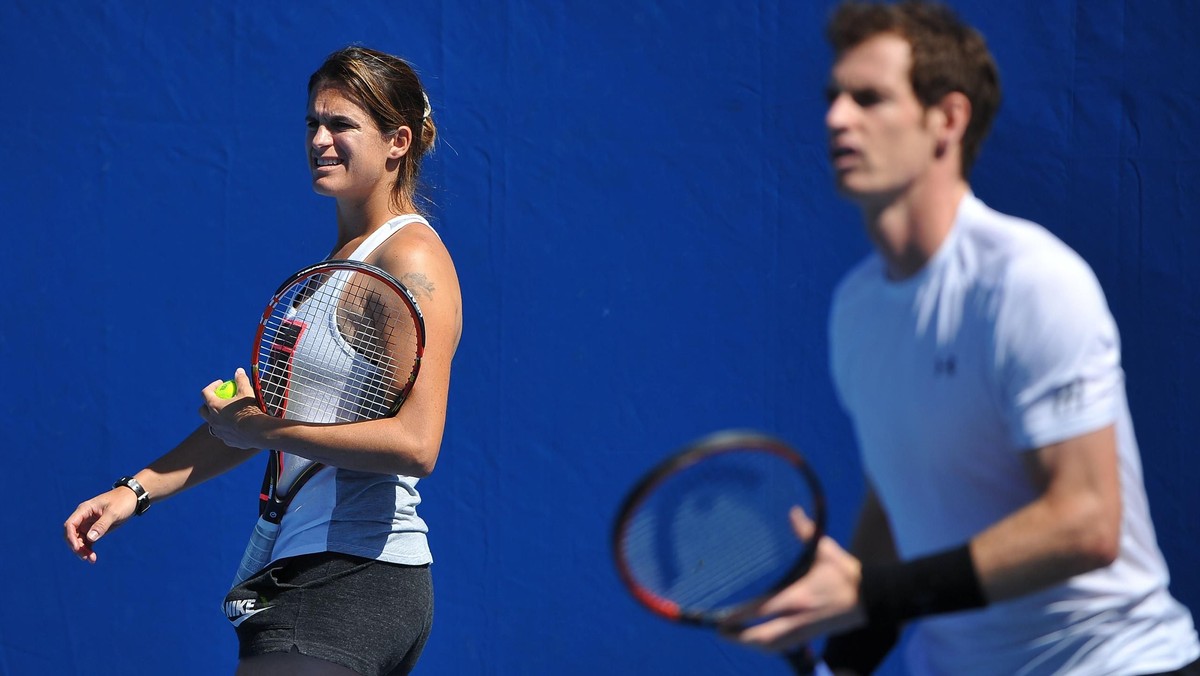 Szkocki tenisista we wtorek pożegnał się już w trzeciej rundzie z prestiżowym turniejem w Miami. Andy Murray przegrał z Grigorem Dimitrowem z Bułgarii 7:6 (1), 6:4, 6:4, ale więcej niż o porażce mówi się o jego trenerce. Amelie Mauresmo nie siedziała z jego obozem w boksie. Zasiadła dalej na trybunach. - Jeśli miałbym z nią zerwać współpracę, to nie zabierałbym jej na turniej - powiedział Murray.