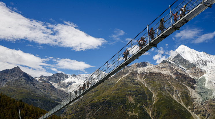 A túrázók szédítő magasságban, de elképesztő élménnyel gazdagodva kelhetnek át a hídon /Fotó: MTI