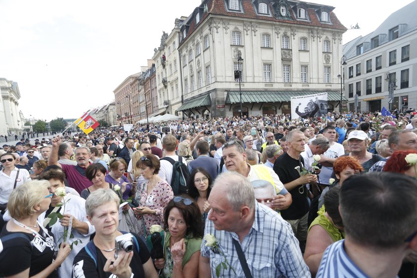 Obchody miesięcznicy smoleńskiej. Krakowskie Przedmieście odgrodzone