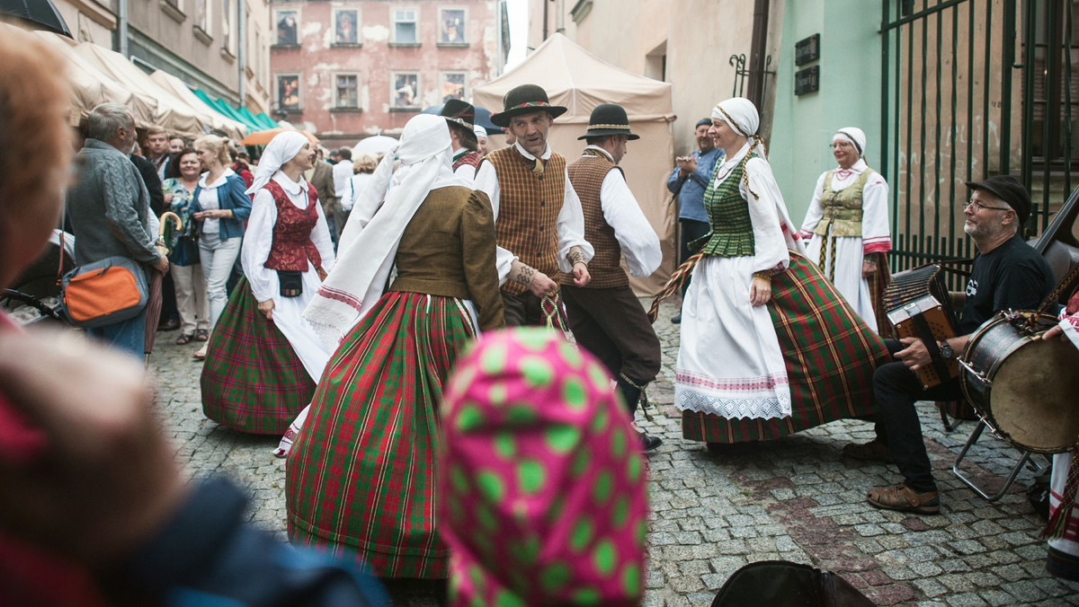 Stare Miasto w Lublinie w dniach 17-19 sierpnia 2018 po raz dwunasty wypełni tradycyjna muzyka, taniec i rzemiosło. Starannie wyselekcjonowana sztuka ludowa rzemieślników z Europy Środkowo-Wschodniej zachwyci przechodniów, którzy nie tylko będą mogli zobaczyć co wyszło spod rąk twórców, ale też nauczą się od nich tworzyć tradycyjne wzory i przedmioty codziennego użytku. Już wkrótce rozpocznie się Jarmark Jagielloński w Lublinie, trzydniowe święto tradycji i kultury ludowej w Polsce.