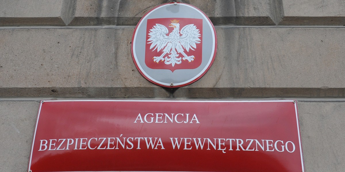 "Grupa przestępcza brała udział w karuzelowym obrocie artykułami spożywczymi i chemicznymi, przyjmowała, a także wystawiała nierzetelne i poświadczające nieprawdę faktury, ponadto prała brudne pieniądze" - przekazał rzecznik prasowy ministra koordynatora służb specjalnych Stanisław Żaryn.