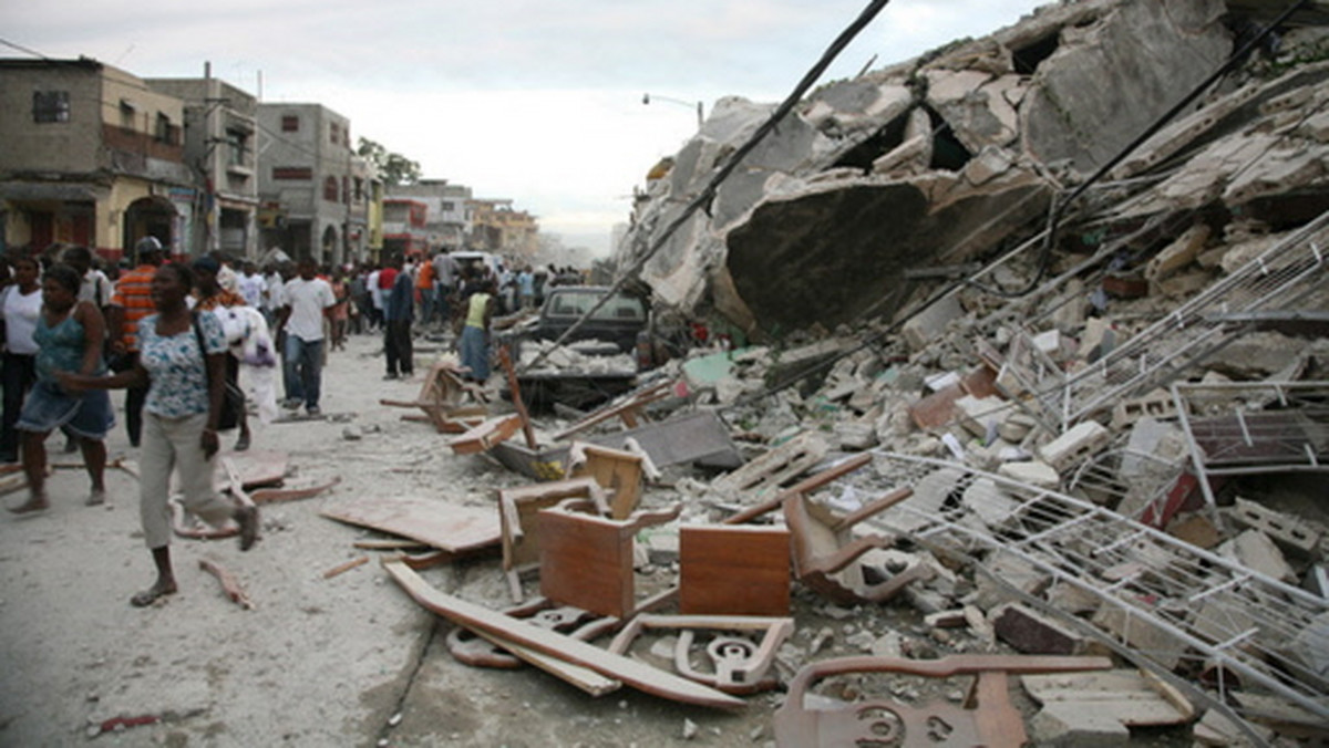 We wtorek Haiti nawiedziło trzęsienie ziemi - o sile 7 lub 7,3 st. - to najsilniejszy wstrząs w tym regionie od ponad 200 lat. Po głównym trzęsieniu nastąpiło ok. 17 wstrząsów wtórnych, niektóre z nich o sile 5,9. Centrum stolicy, Port-au-Prince, jest zniszczone. Polskie MSZ potwierdza, że ma informacje o dwóch Polakach zaginionych w stolicy Haiti.