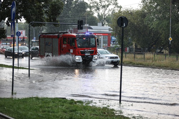 Zalania po gwałtownej ulewie na ul. Zgierskiej w Łodzi, 18 bm.