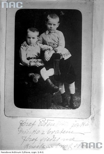 MAŁY JÓZEF PIŁSUDSKI ZE STARSZYM BRATEM, BRONISŁAWEM