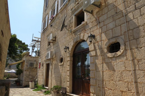 VILA OD DVA MILIONA EVRA IZ 18. VEKA Naš pevač u Crnoj Gori kupio nekretninu u kojoj je letovao Njegoš: "Osećam se moćno"