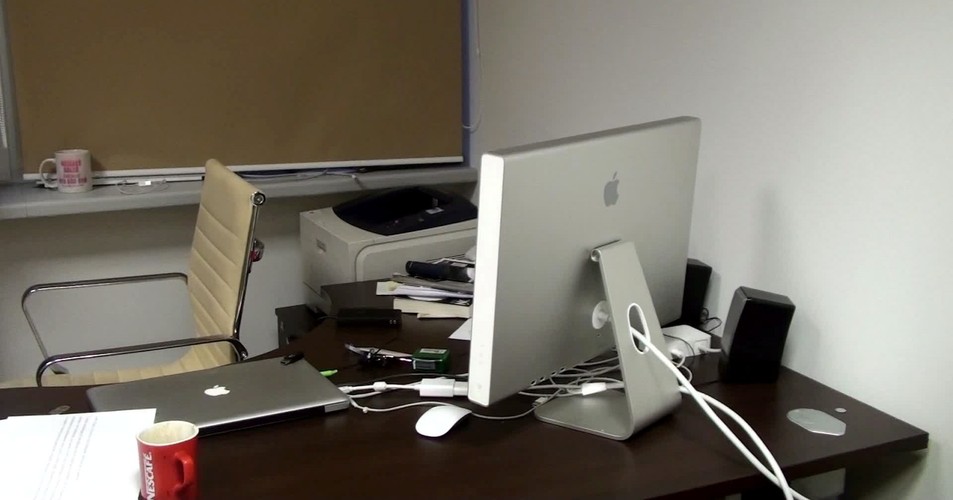 Komputer redaktora naczelnego 'Wprost' Sylwestra Latkowskiego na kadrze z nagrania udostępnionego przez Prokuraturę Okręgową Warszawa-Praga