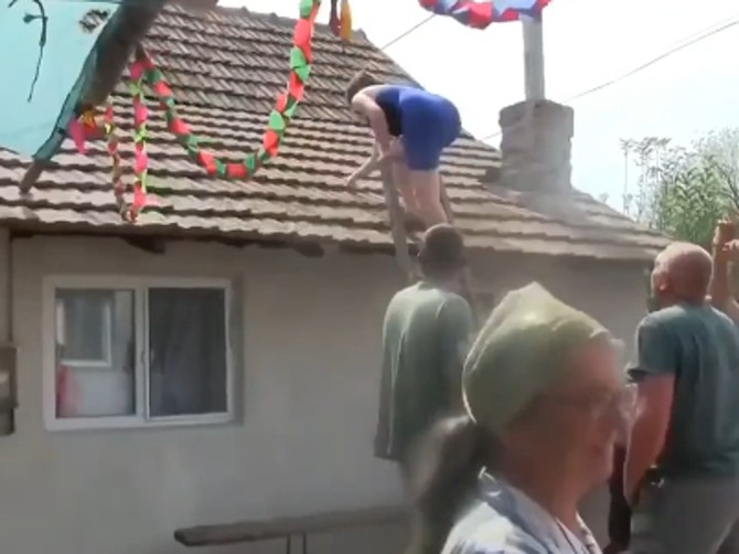 Kuma baca crepove sa krova na svadbi