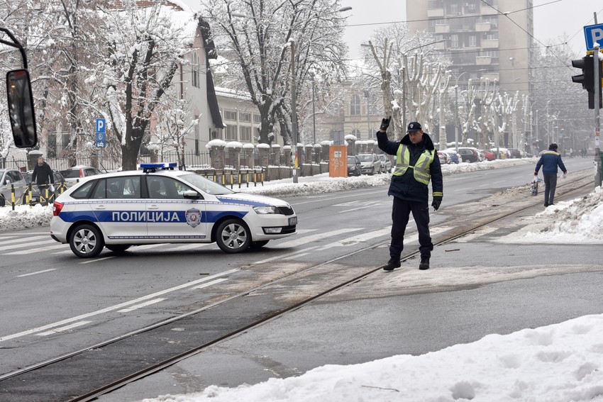 Zbog jakog mraza i poledice potreban je oprez u saobraćaju