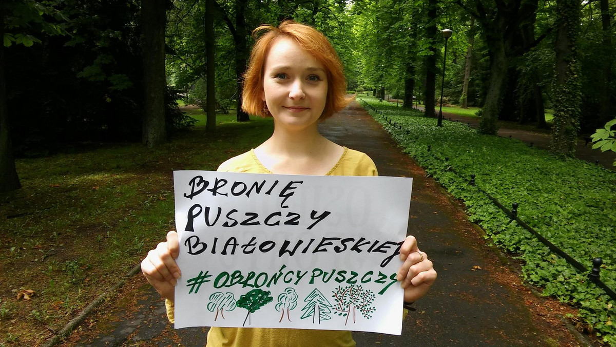 Wrocławscy przedstawiciele Partii Zieloni urządzili dziś na Rynku happening, by w ten symboliczny sposób wesprzeć obrońców Puszczy Białowieskiej. W proteście pod pomnikiem Aleksandra Fredry uczestniczyło ok. 50 osób.