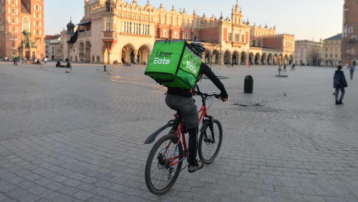 Kurier Uber Eats na krakowskim rynku, 20 marca 2020 r