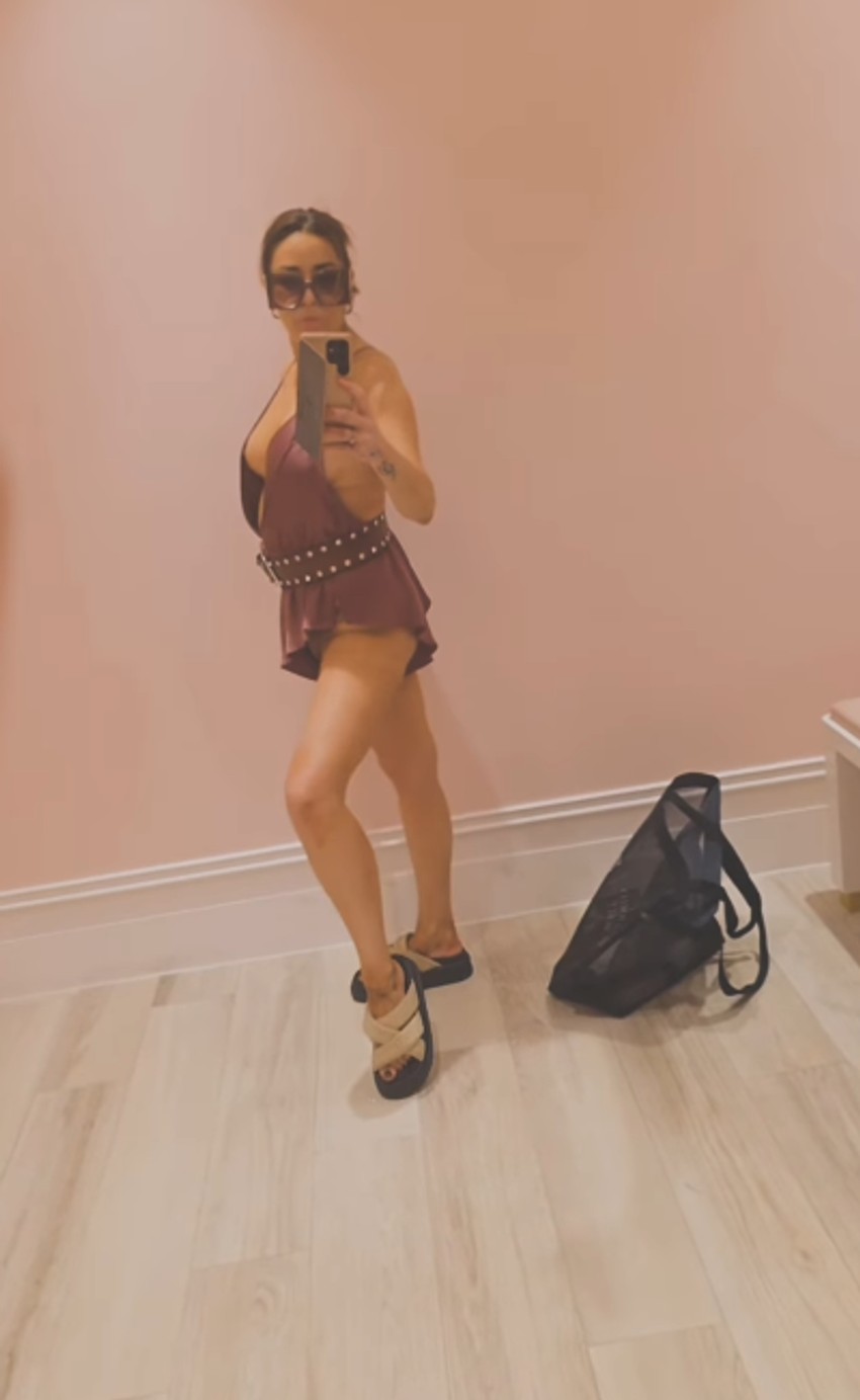 Ana Nikolić sa dekolteom do pupka