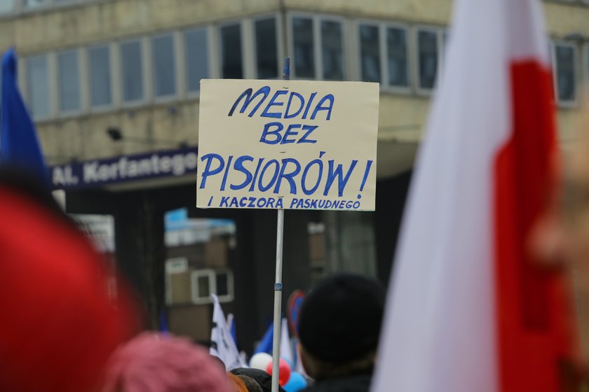 Ostre słowa na transparentach na manifestacji KOD