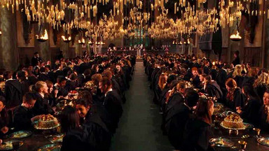 Zamień swoją jadalnię w Wielką Salę z Hogwartu. Propozycje podwieszanych świeczników i nie tylko