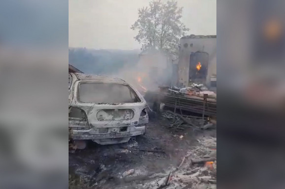 "SVE JE IZGORELO" Jezivi požar u domaćinstvu kod Arilja: Vatrogasci pokušavaju da obuzdaju plamen (FOTO)