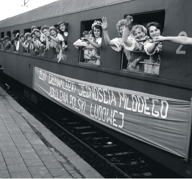 Defilada ku czci powołanego właśnie Związku Młodzieży Polskiej, Wrocław 1948