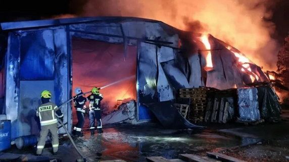 W hali, która spłonęła spaliły się maszyny i pojazdy. W gaszeniu płonącej hali uczestniczyło 80 strażaków