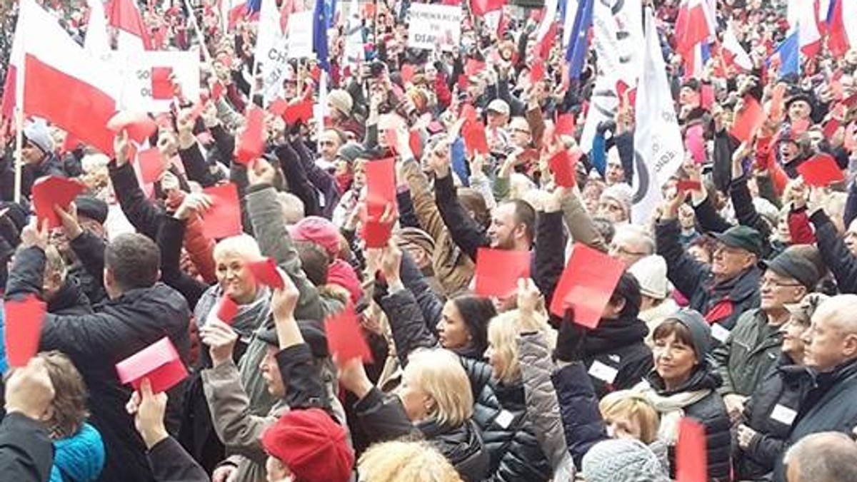 W południe, przy Fontannie Neptuna, rozpoczęła się manifestacja Komitetu Obrony Demokracji. Podobnie jak, w innych dużych miastach Polski, uczestnicy sprzeciwili się w ten sposób działaniom rządu.