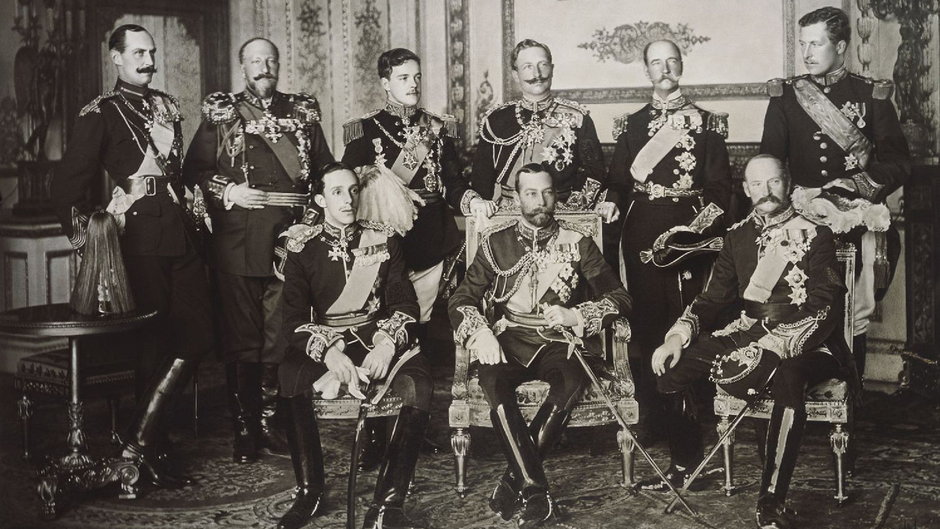 Od lewej stoją: król Norwegii Haakon VII, król Bułgarii Ferdynand I Koburg, król Portugalii Manuel II, cesarz niemiecki i król Prus Wilhelm II, król Grecji Jerzy I, król Belgii Albert I Koburg. Od lewej siedzą: król Hiszpanii Alfons XII, król Wielkiej Brytanii Jerzy V oraz król Danii Fryderyk VIII