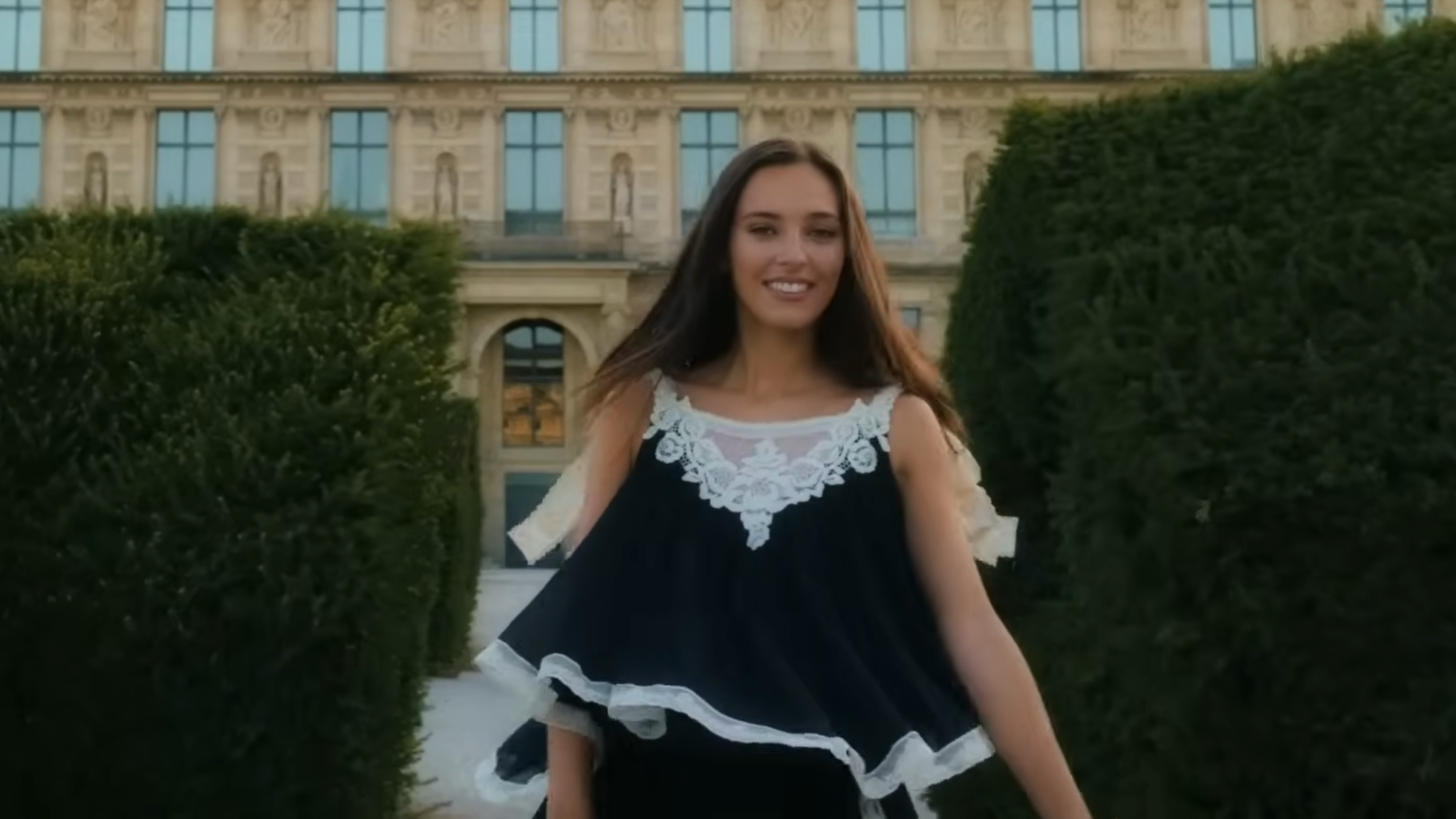 Dcéra Karla Gotta Charlotte Ella v klipe Paris. 