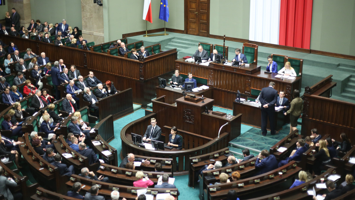 Połączenie funkcji ministra sprawiedliwości i szefa prokuratury przewidują m.in. ustawy reformujące prokuraturę, które Sejm przyjął dzisiaj wieczorem. Ustawy trafią teraz do Senatu, który jutro rozpocznie nad nimi prace. Koncepcję tych zmian przygotowało PiS. Za nową ustawą - Prawo o prokuraturze głosowało 236 posłów, przeciw było 209, zaś wstrzymało się od głosu siedem osób. Z kolei za ustawą zawierającą przepisy wprowadzające reformę głosowało 237 posłów, przeciw było 207, zaś osiem osób wstrzymało się od głosu.