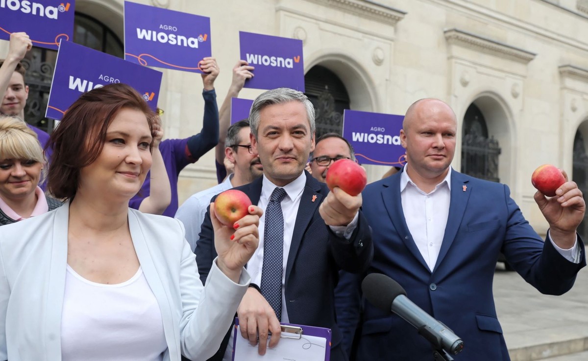 Robert Biedroń, Paulina Piechna-Więckiewicz i Sławomir Gromadzki podczas konferencji Agro Wiosny przed siedzibą ministerstwa rolnictwa