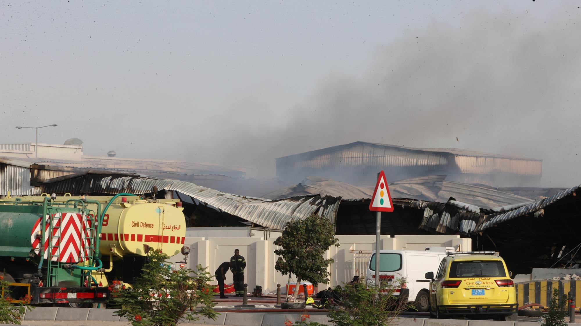 Hasiči zasahujú pri požiari skladu zničeného počas odvetného útoku Iránu v priemyselnej oblasti v katarskom meste Al Rajján 1. marca 2026