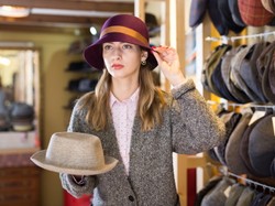 Głowa dobrze ubrana, czyli modne czapki i kapelusze na jesień 2021