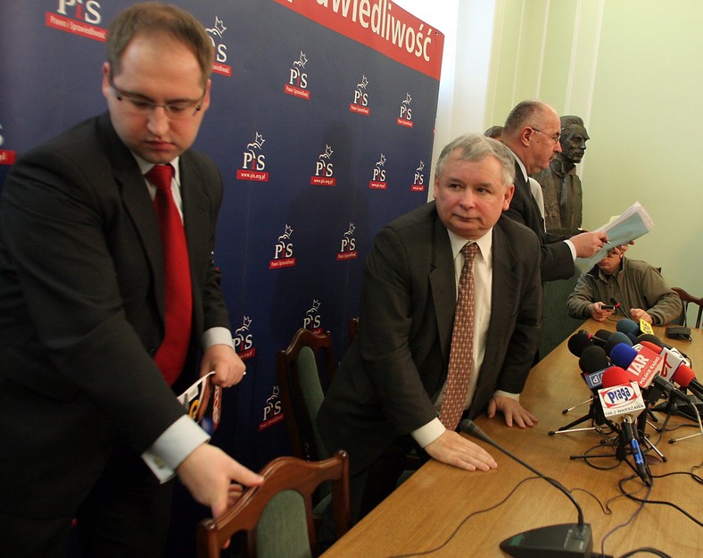 Jarosław Kaczyński i ówczesny rzecznik PiS Adam Bielan, 9.01.2006 r.