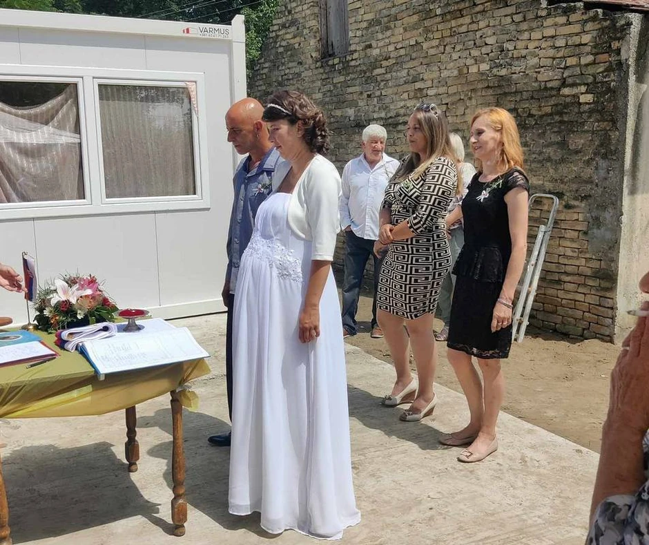 Boža i Dragoslava venčali su se letos u dvorištu ispred stambenog kontejnera
