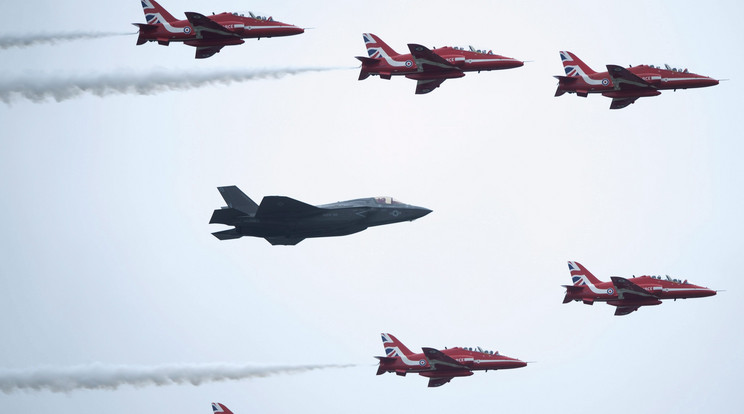 A Brit Királyi Légierő, a RAF Vörös Nyilak (Red Arrows) műrepülőcsoportja és a légierő egyik új, F-35 típusú lopakodó vadászgépe (k) tart bemutatót az 53. farnborough-i nemzetközi repüléstechnikai kiállításon 2016. július 11-én, a nyitónapon / Fotó: MTI/EPA/Hannah McKay