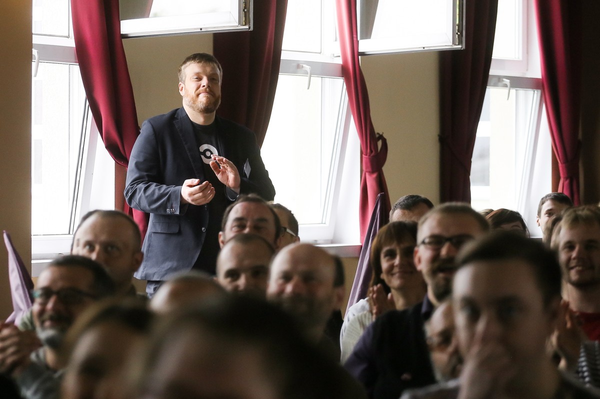 Adrian Zandberg podczas kongresu wyborczego partii Razem w Warszawie