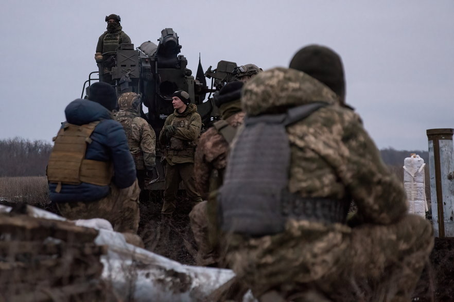 Ukraińscy żołnierze przygotowujący się do opuszczenia pozycji po dokonanym ostrzale 
