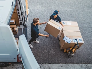 Tekturowe pudła w handlu internetowym mają wiele zalet. Są lekkie, trwałe i łatwo poddają się recyklingowi