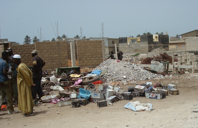Punkt zbioru zużytych akumulatorów w Dakarze w Senegalu