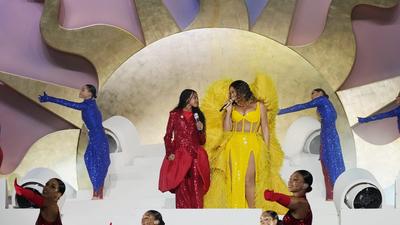 Beyoncé et sa fille Blue Ivy Carter se produisent sur scène lors de la grande révélation du nouvel hôtel de luxe de Dubaï, Atlantis The Royal, le 21 janvier 2023 à Dubaï, aux Émirats arabes unis.Kevin Mazur/Getty Images for Atlantis The Royal