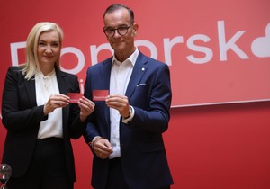 Prof. dr Ivana Stašević Karličić i Ronald Zeliger sa donorskim karticama