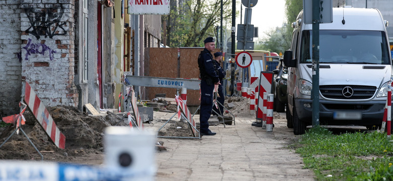 Ciała znalezione w kamienicy na Woli. Zatrzymano 7 osób