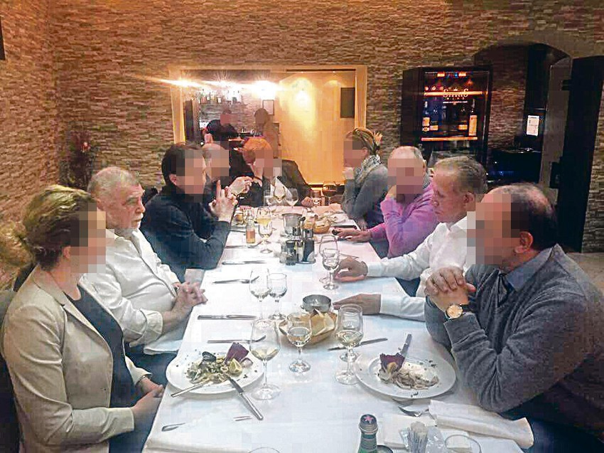 Dokaz: večera na kojoj je sklopljen prljavi dil