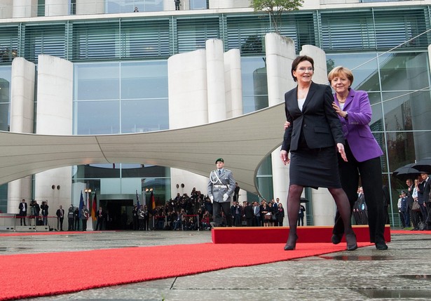 Ewa Kopacz zagubiona w Berlinie. Merkel musiała ją naprowadzać...