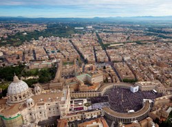 Ostatni wierni przeszli przed trumną Jana Pawła II. Bazylika już zamknięta