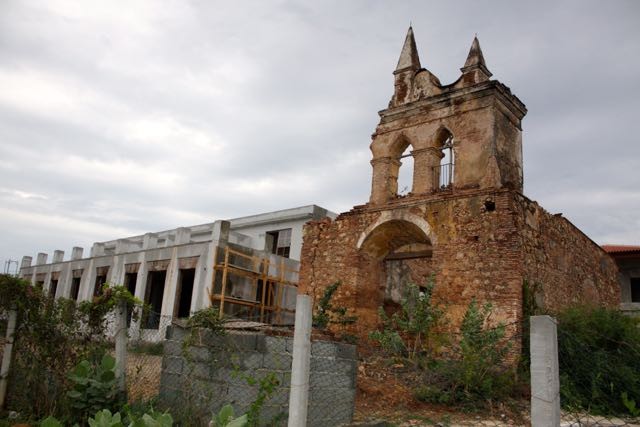 Ruiny obok hotelu budowanego w Trynidadzie