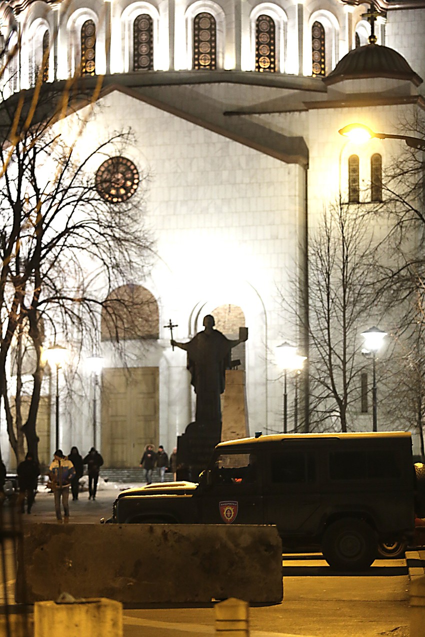 Policijska vozila isped Hrama