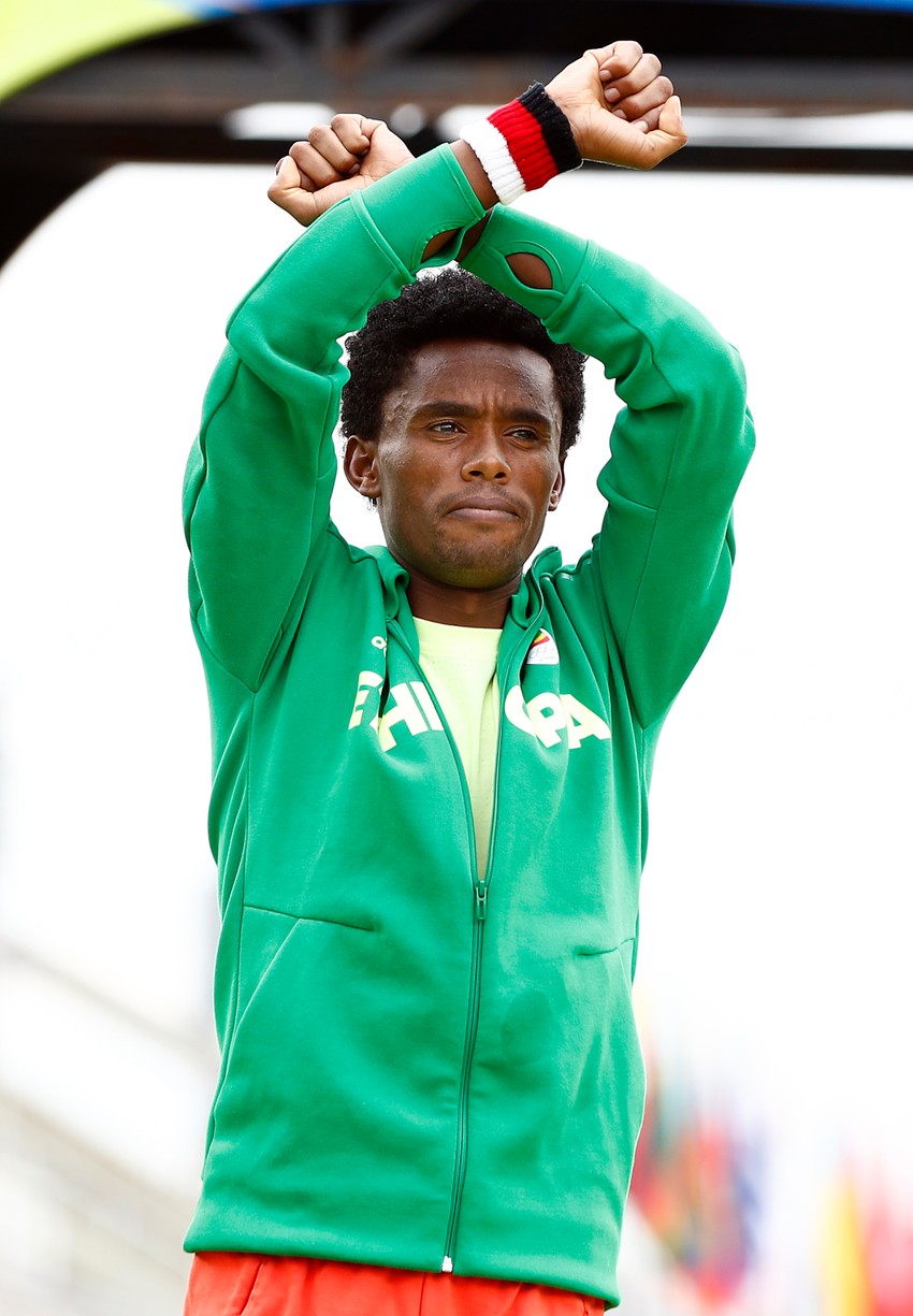 Fejisa Lilesa slavi srebrnu medalju na OI u Riju 2016.