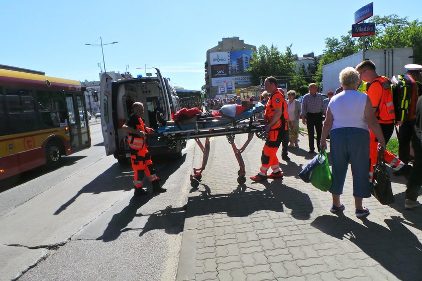 Samochód wjechał na chodnik w Warszawie. Wśród rannych matka z dzieckiem